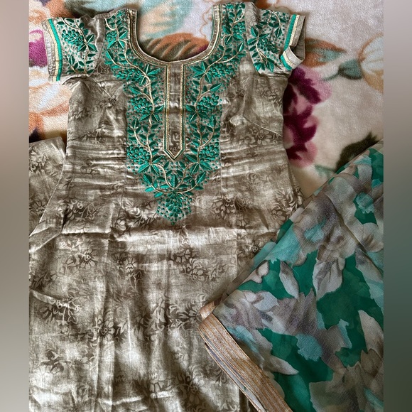 Salwar suit - Picture 2 of 6